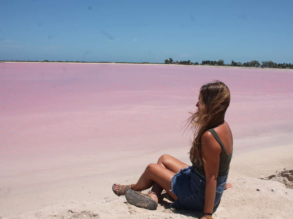 Las espectaculares aguas rosadas de Las Coloradas y el entorno natural de Ría Lagartos durante una excursión guiada con Vaguemos Viajes